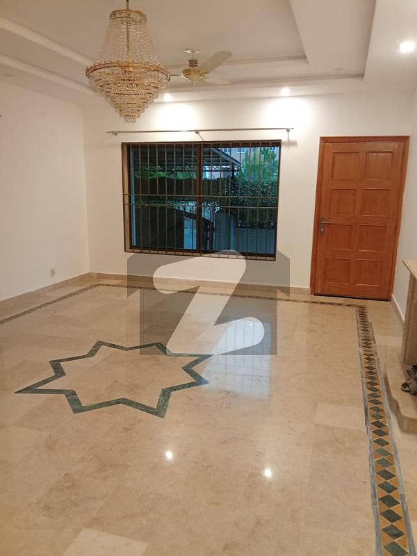 3 Bed Spacious And Clean Ground Floor Near F11 Markaz