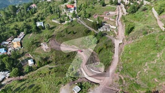 بھوربن مری میں 4 کنال رہائشی پلاٹ 3.2 کروڑ میں برائے فروخت۔