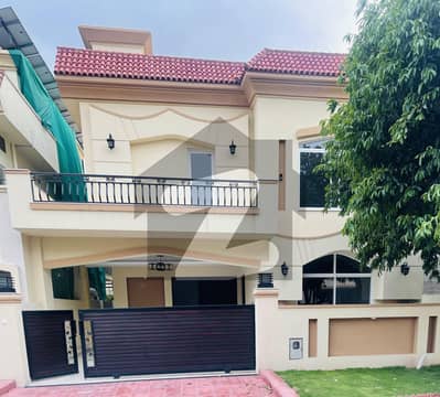 بحریہ انکلیو بحریہ ٹاؤن,اسلام آباد میں 5 کمروں کا 10 مرلہ مکان 5.5 کروڑ میں برائے فروخت۔