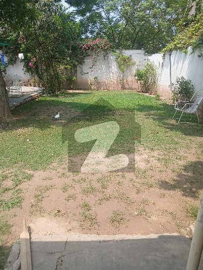 مال روڈ پشاور میں 5 کمروں کا 1 کنال مکان 15.0 کروڑ میں برائے فروخت۔
