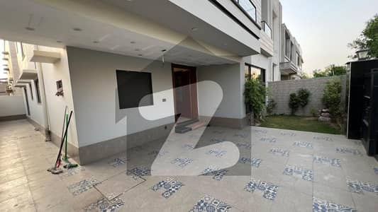 بحریہ آرچرڈ فیز 1 بحریہ آرچرڈ,لاہور میں 5 کمروں کا 10 مرلہ مکان 3.1 کروڑ میں برائے فروخت۔