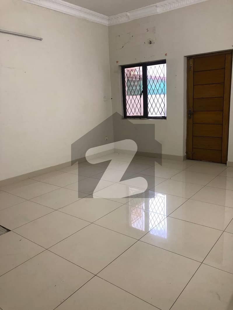 ایف ۔ 10 اسلام آباد میں 5 کمروں کا 1 کنال مکان 3.4 لاکھ میں کرایہ پر دستیاب ہے۔
