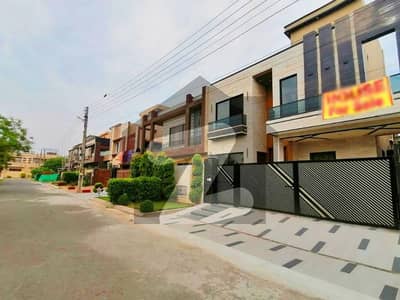 10 MARLA BRAND NEW MODERN AND FACING PARK LUXURY HOUSE AVAILABLE FOR SALE IN CLOSE TO PCSIR SOCIETY IN VALENCIA TOWN