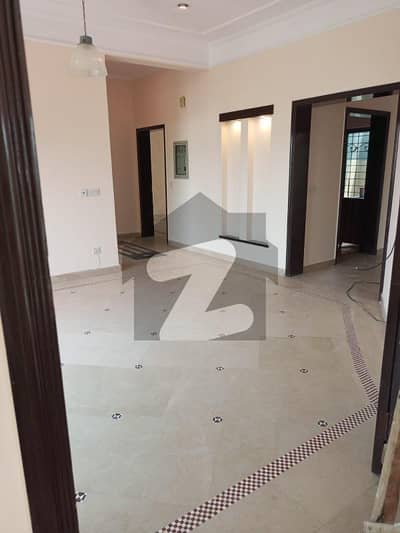 01 KANAL DESIGNER LUXURY UPPER PORTION AVAILABLE FOR RENT