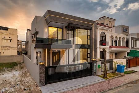 بحریہ آرچرڈ فیز 1 ۔ سینٹرل بحریہ آرچرڈ فیز 1,بحریہ آرچرڈ,لاہور میں 5 کمروں کا 10 مرلہ مکان 4.25 کروڑ میں برائے فروخت۔