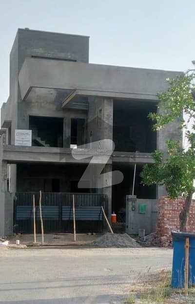 8 Marla Beautiful facing park gray structure for sale