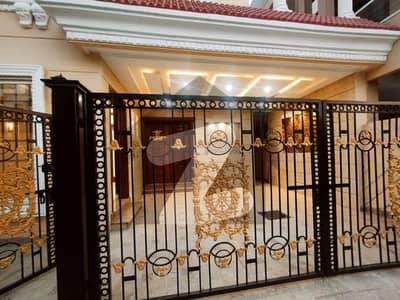 بحریہ آرچرڈ لاہور میں 5 کمروں کا 8 مرلہ مکان 2.35 کروڑ میں برائے فروخت۔