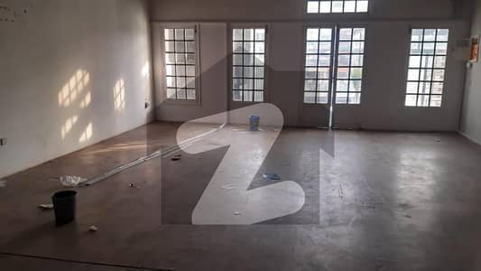 گلبرگ لاہور میں 3 کنال عمارت 27.0 لاکھ میں کرایہ پر دستیاب ہے۔