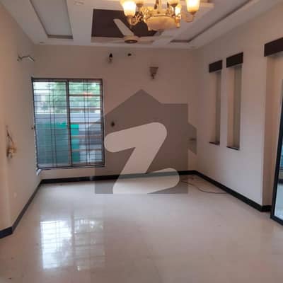 ڈی ایچ اے فیز 5 ڈیفنس (ڈی ایچ اے),لاہور میں 4 کمروں کا 10 مرلہ مکان 1.85 لاکھ میں کرایہ پر دستیاب ہے۔