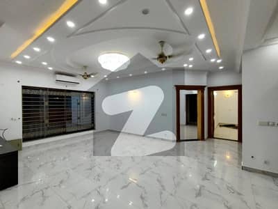 ڈی ایچ اے فیز 5 - بلاک ایم ڈی ایچ اے فیز 5,ڈیفنس (ڈی ایچ اے),لاہور میں 5 کمروں کا 1 کنال مکان 4.25 لاکھ میں کرایہ پر دستیاب ہے۔