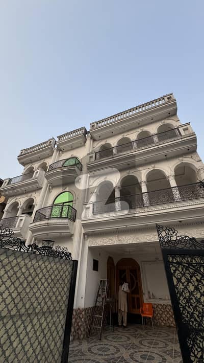 الرحمان گارڈن فیز 2 الرحمان گارڈن,لاہور میں 7 کمروں کا 10 مرلہ مکان 1.6 لاکھ میں کرایہ پر دستیاب ہے۔