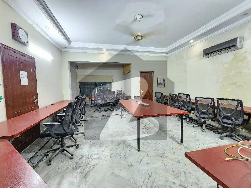 گارڈن ٹاؤن لاہور میں 1 کنال دفتر 5.5 لاکھ میں کرایہ پر دستیاب ہے۔ گارڈن ٹاؤن لاہور میں 1 کنال دفتر 5.5 لاکھ میں کرایہ پر دستیاب ہے۔