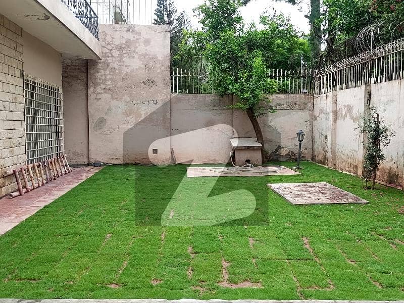 ایف ۔ 8 اسلام آباد میں 6 کمروں کا 1 کنال مکان 8.0 لاکھ میں کرایہ پر دستیاب ہے۔