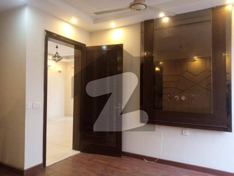 10 MARLA FIRST FLOOR HOT LOCATION LIKE NEW 10 MARLA FIRST FLOOR HOT LOCATION LIKE NEW