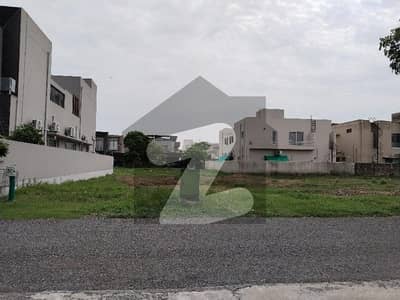 ڈی ایچ اے فیز 6 - بلاک بی فیز 6,ڈیفنس (ڈی ایچ اے),لاہور میں 1 کنال رہائشی پلاٹ 7.5 کروڑ میں برائے فروخت۔