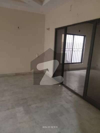 3 Bed Nice Condition 2nd Floor Flat