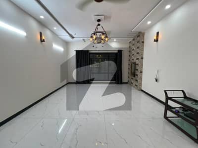 ڈی ایچ اے فیز 8 ڈیفنس (ڈی ایچ اے),لاہور میں 8 کمروں کا 1 کنال مکان 3.9 لاکھ میں کرایہ پر دستیاب ہے۔