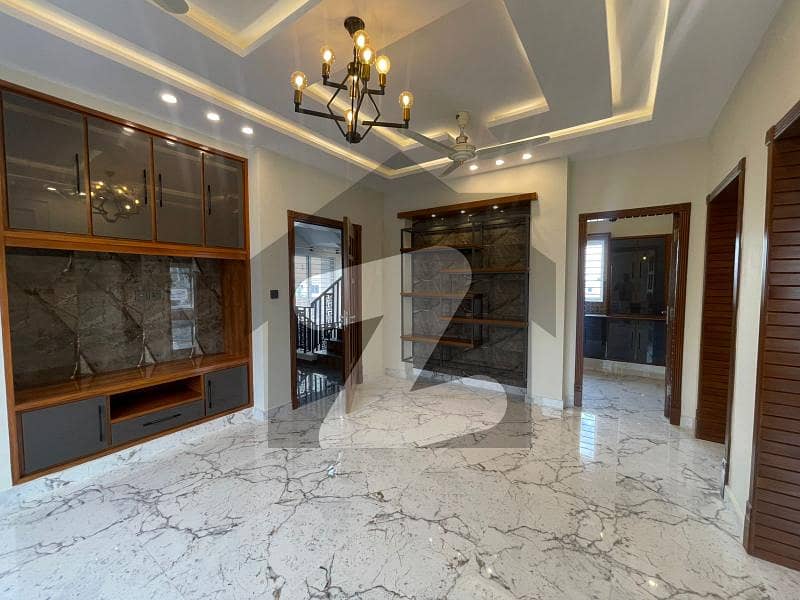10 MARLA DESIGNER HOUSE FOR RENT