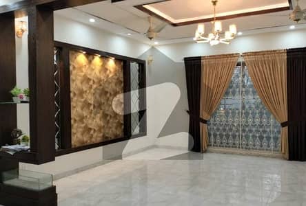 بحریہ ٹاؤن سیکٹر سی بحریہ ٹاؤن,لاہور میں 5 کمروں کا 10 مرلہ مکان 1.1 لاکھ میں کرایہ پر دستیاب ہے۔