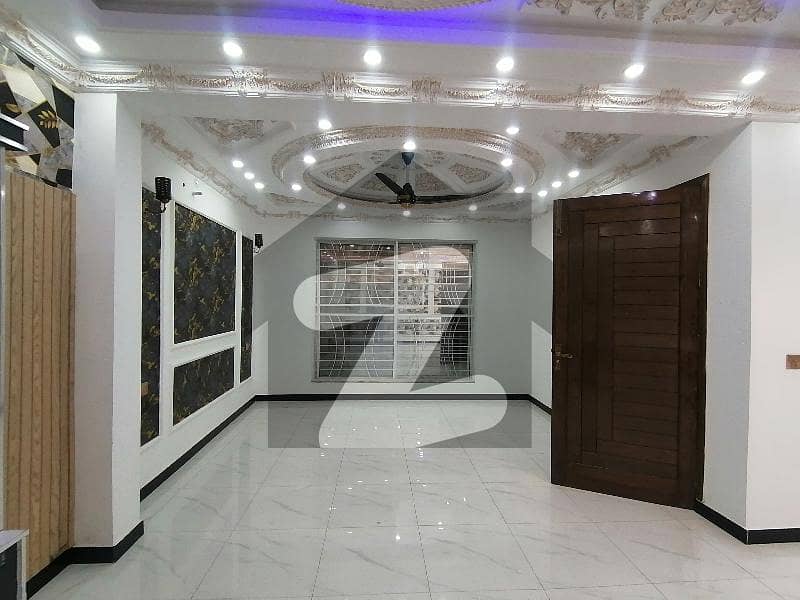ایل ڈی اے ایوینیو لاہور میں 5 کمروں کا 10 مرلہ مکان 3.55 کروڑ میں برائے فروخت۔
