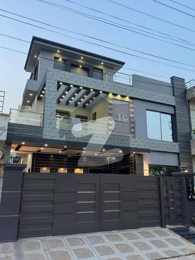 Central Park 10 Marla House Available For Rent Gas Water Electricity Available . .