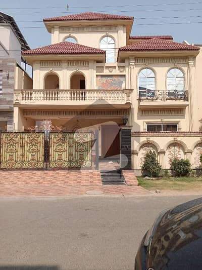 طارق گارڈنز ۔ بلاک ای طارق گارڈنز,لاہور میں 7 کمروں کا 10 مرلہ مکان 4.65 کروڑ میں برائے فروخت۔