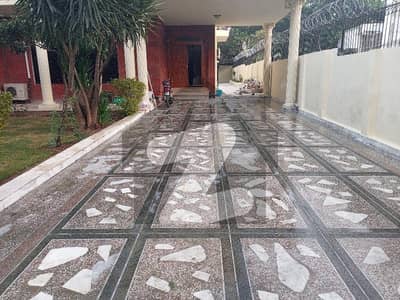 ایف ۔ 8 اسلام آباد میں 5 کمروں کا 1 کنال مکان 7.0 لاکھ میں کرایہ پر دستیاب ہے۔
