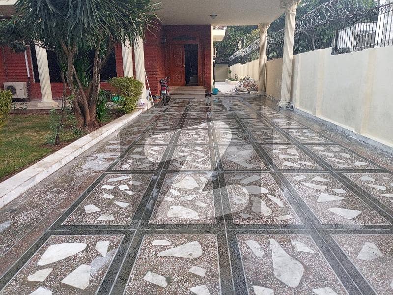 ایف ۔ 8 اسلام آباد میں 5 کمروں کا 1 کنال مکان 7.0 لاکھ میں کرایہ پر دستیاب ہے۔