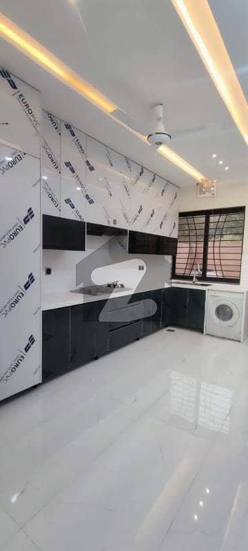10 Marla Beautiful House for Sale With Spacious Green Lawn