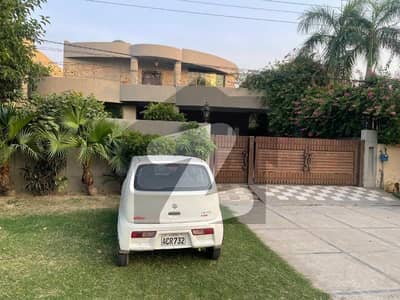 1 Kanal Fully Furnished 4 Bed Attached Washroom Kitchen Terrace Lawn 3 Car Parking