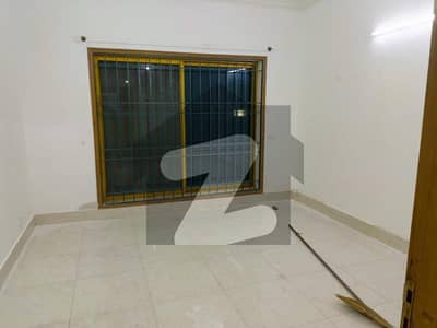 آئی ۔ 8/3 آئی ۔ 8,اسلام آباد میں 5 کمروں کا 1 کنال مکان 3.5 لاکھ میں کرایہ پر دستیاب ہے۔
