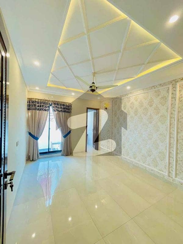 10 Marla Beautiful House 10 Marla Beautiful House