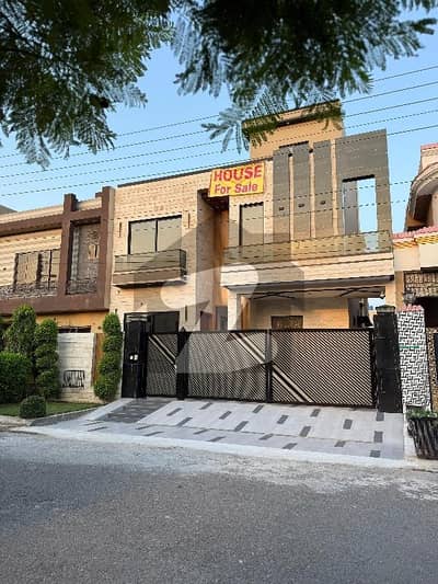 ویلینشیاء ۔ بلاک ایچ1 ویلینشیاء ہاؤسنگ سوسائٹی,لاہور میں 6 کمروں کا 10 مرلہ مکان 5.5 کروڑ میں برائے فروخت۔