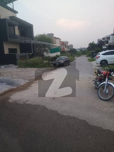 ڈی ۔ 12 اسلام آباد میں 8 مرلہ رہائشی پلاٹ 6.2 کروڑ میں برائے فروخت۔