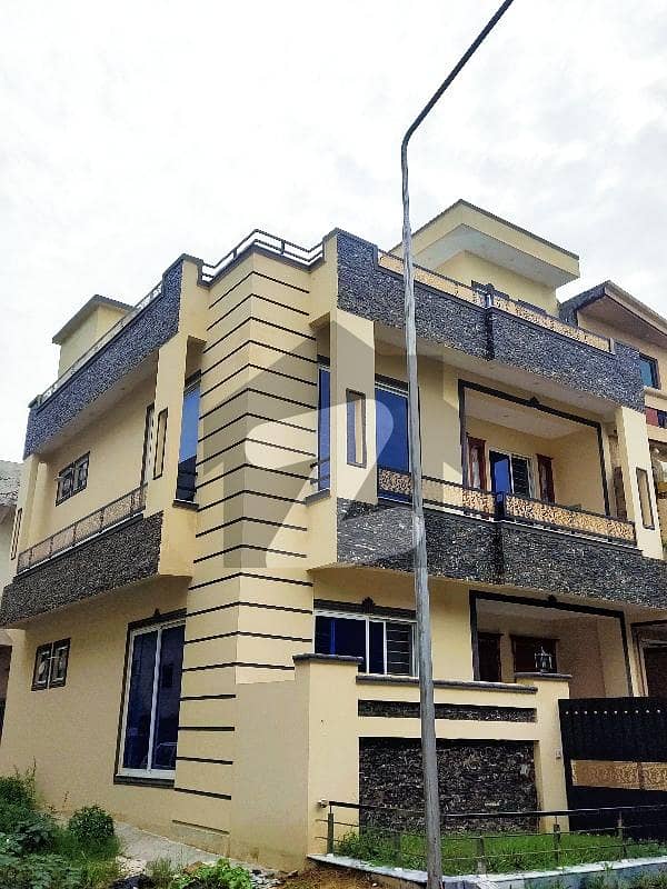 CORNER BRAND NEW HOUSE 25x40 CORNER BRAND NEW HOUSE 25x40