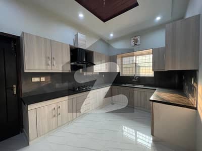 10 Marla Like New House With Modern Elevation For Sale In Bahria Town Lahore.