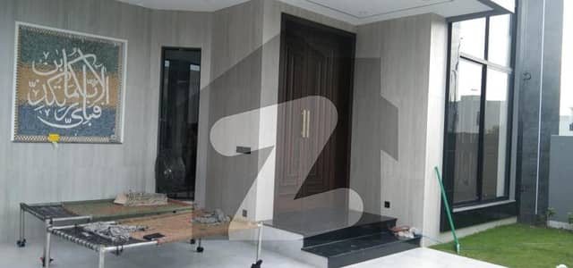 ڈی ایچ اے فیز 7 - بلاک یو فیز 7,ڈیفنس (ڈی ایچ اے),لاہور میں 4 کمروں کا 10 مرلہ مکان 5.65 کروڑ میں برائے فروخت۔