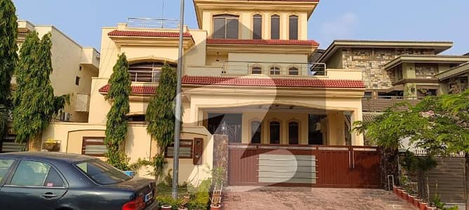 ڈی ایچ اے فیز 2 - سیکٹر ڈی ڈی ایچ اے ڈیفینس فیز 2,ڈی ایچ اے ڈیفینس,اسلام آباد میں 5 کمروں کا 1 کنال مکان 12.5 کروڑ میں برائے فروخت۔