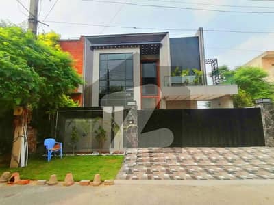 Prime Location House Of 10 Marla Is Available For Sale In Wapda Town Phase 1 - Block K3, Lahore