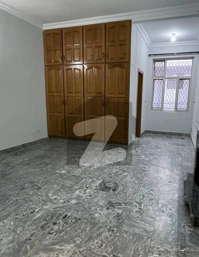 جی ۔ 10 اسلام آباد میں 4 کمروں کا 14 مرلہ بالائی پورشن 1.59 لاکھ میں کرایہ پر دستیاب ہے۔