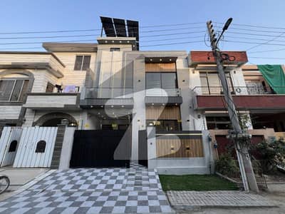 VIP BLOCK 5 MARLA LUXURIOUS MODERN BRAND NEW HOUSE AVAILBLE FOR SALE
