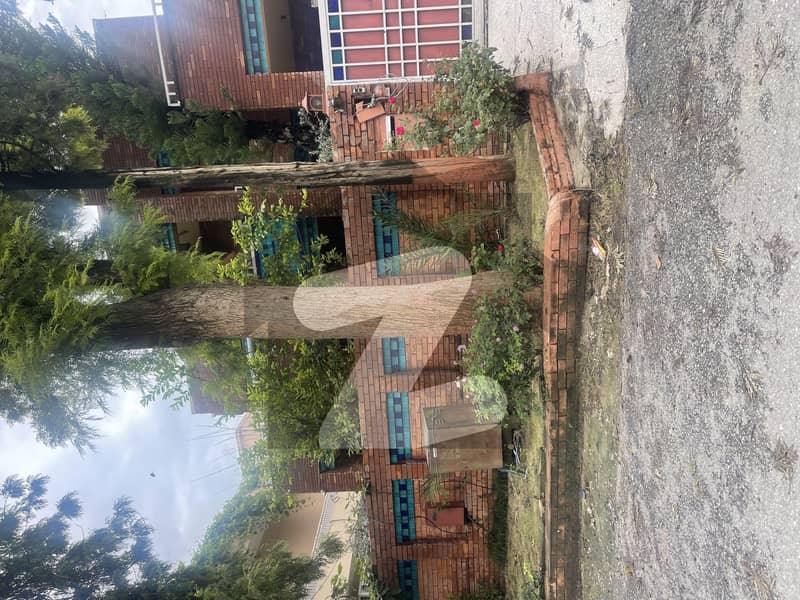 F-11 500 Yards House Available For Urgent Sale