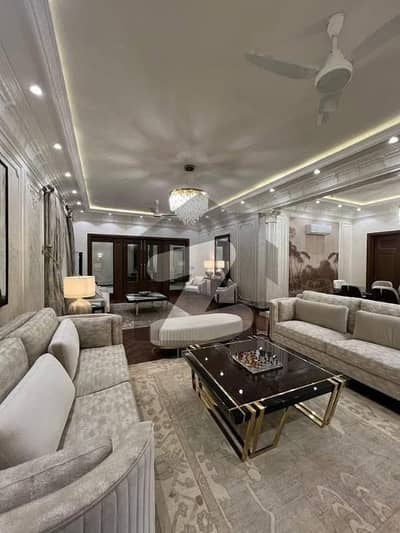 House For sale 600 Gaz west open kda lease ready to move VIP location Gulshan block 5