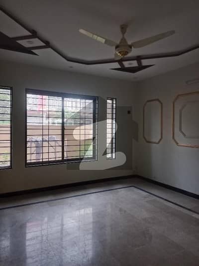 Beautiful prime location 3 bed Ground portion for rent