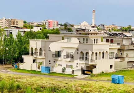 Step inside your new beginning, a luxurious house, with beautiful views of naval anchorage, experience a quite and relaxed life that you never imagined