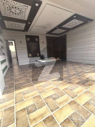 یو ای ٹی ہاؤسنگ سوسائٹی لاہور میں 5 کمروں کا 10 مرلہ مکان 3.35 کروڑ میں برائے فروخت۔