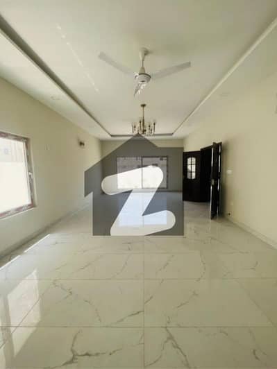 جناح ایونیو کراچی میں 3 کمروں کا 7 مرلہ فلیٹ 1.85 کروڑ میں برائے فروخت۔