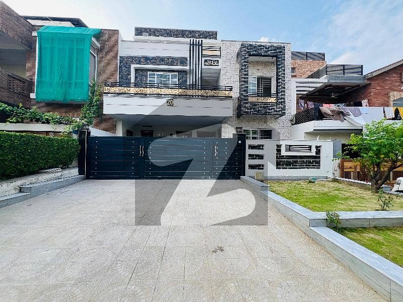 A Spacious 10 Marla House In G-13/3