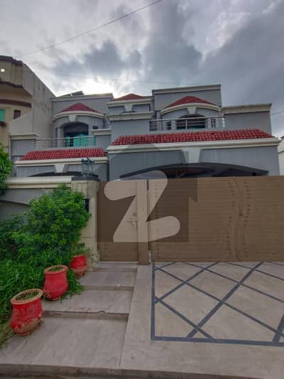 مگ ٹاؤن سیالکوٹ میں 5 کمروں کا 10 مرلہ مکان 5.5 کروڑ میں برائے فروخت۔