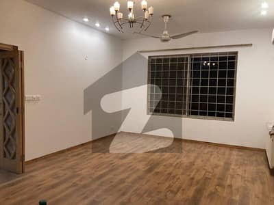 ایف ۔ 6 اسلام آباد میں 5 کمروں کا 1 کنال مکان 9.5 لاکھ میں کرایہ پر دستیاب ہے۔